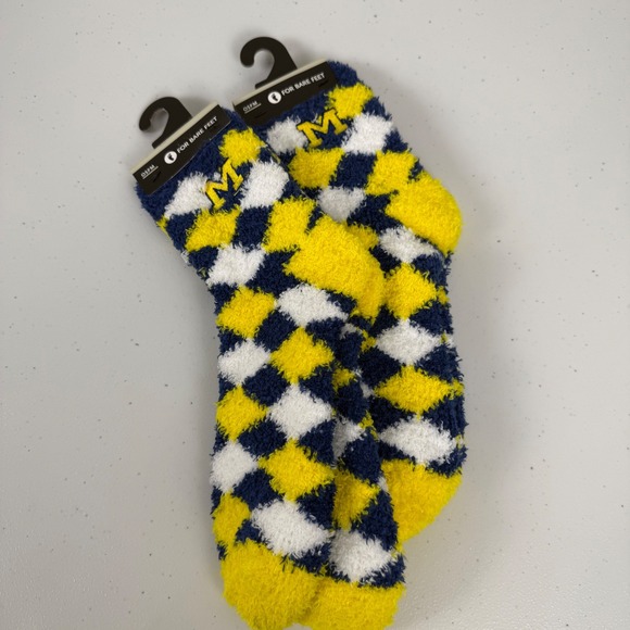 Michigan Wolverines Fuzzy Socks NCAA One Size‎ Fits Most Men 5-12 Women 6-11 - Picture 2 of 4